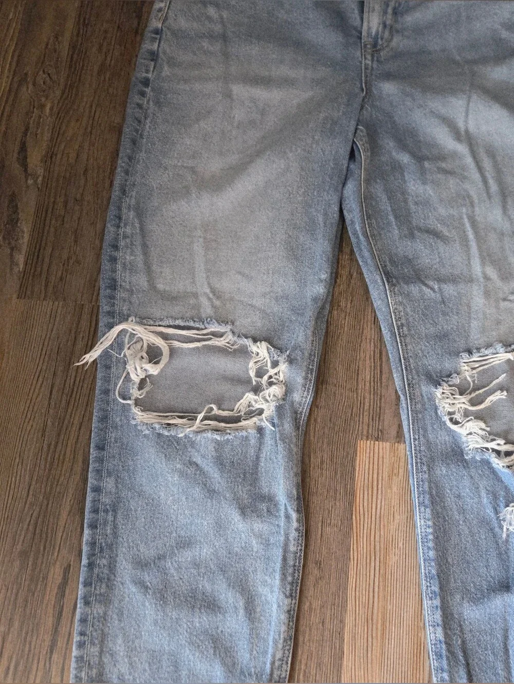 American Eagle Outfitters Women's Light Blue Distressed Ripped Jeans - Picture 2 of 16